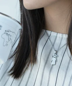 Colgantes grabados con figuras de niños y niñas