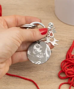 Llavero grabado con charms de gatos