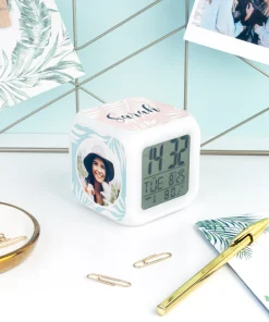 Alternative view of Reloj despertador digital cubo personalizado