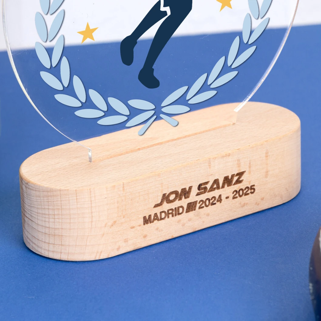 Trofeo de metacrilato personalizado con base de madera - Imagen 7