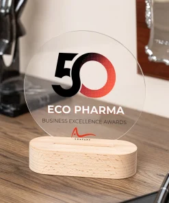 Trofeo de metacrilato personalizado con base de madera - Imagen 3