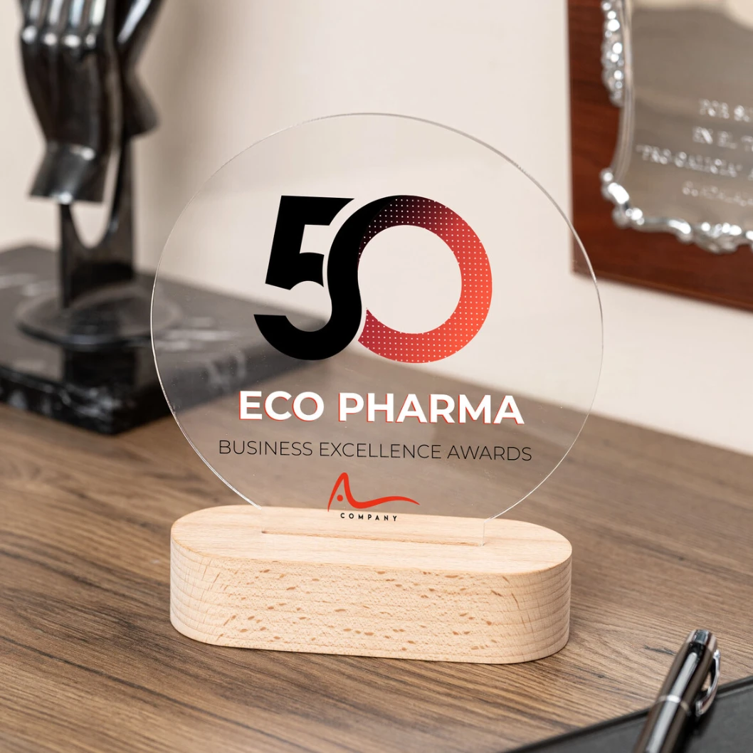 Trofeo de metacrilato personalizado con base de madera - Imagen 3
