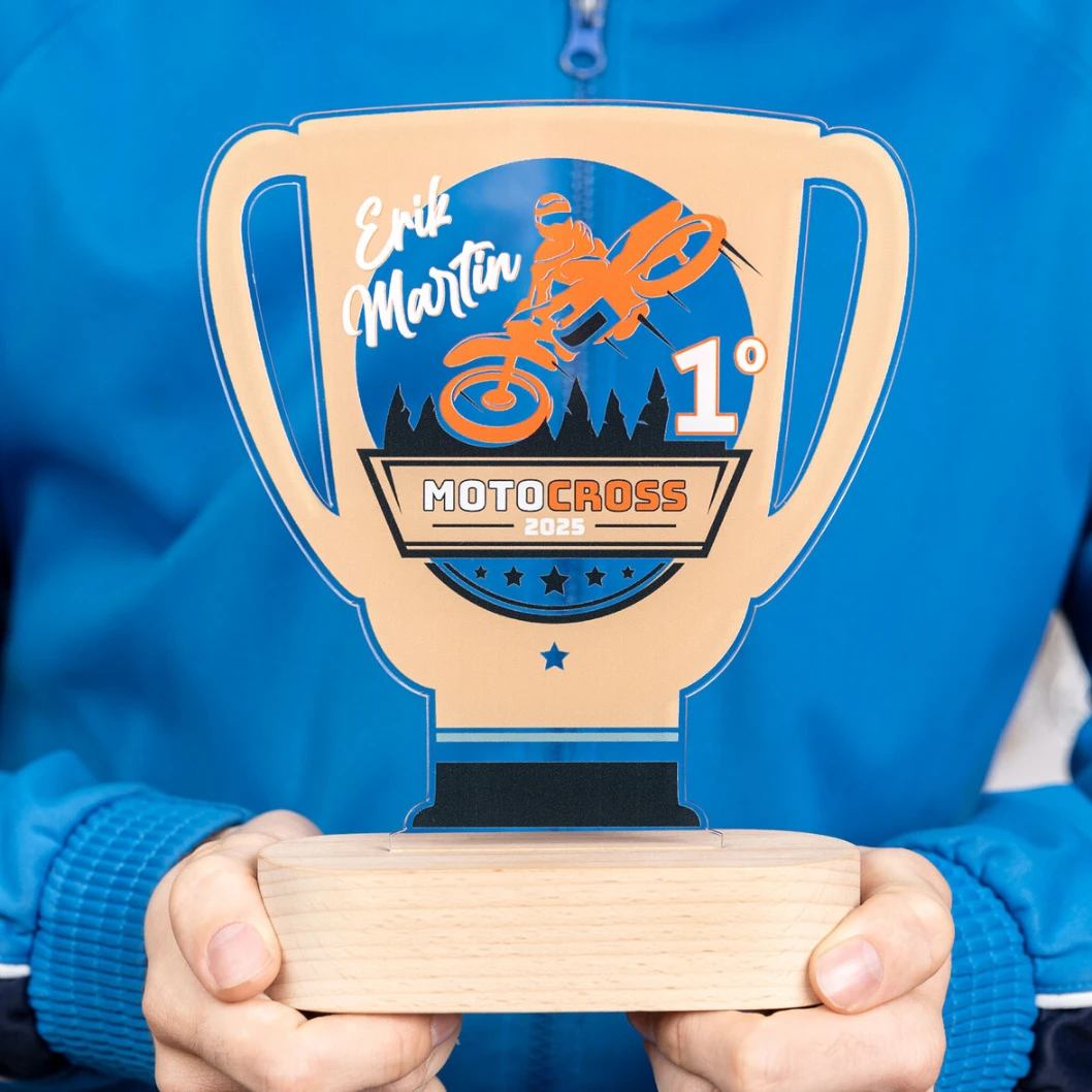Trofeo de metacrilato personalizado con base de madera - Imagen 56