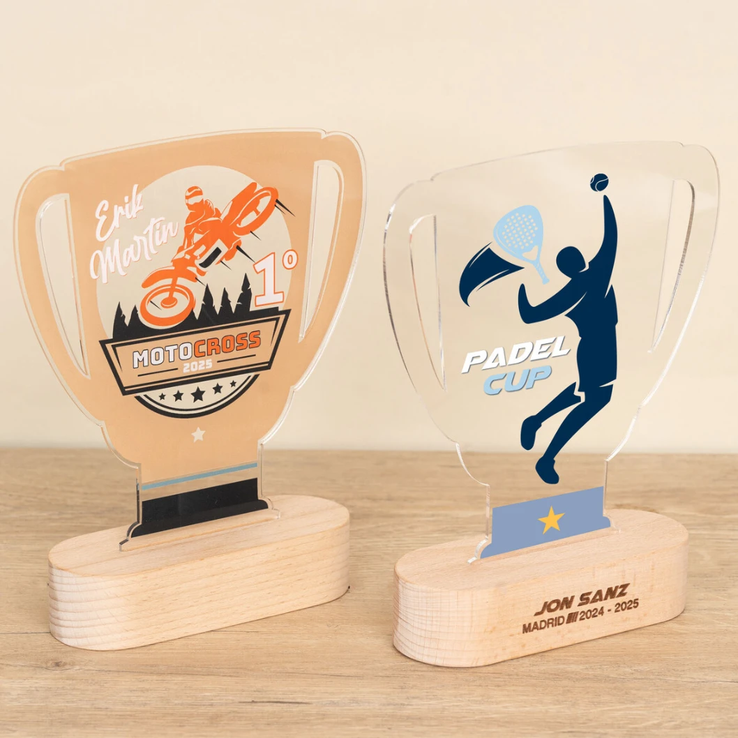 Trofeo de metacrilato personalizado con base de madera - Imagen 54