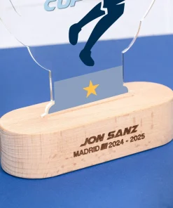 Trofeo de metacrilato personalizado con base de madera - Imagen 53