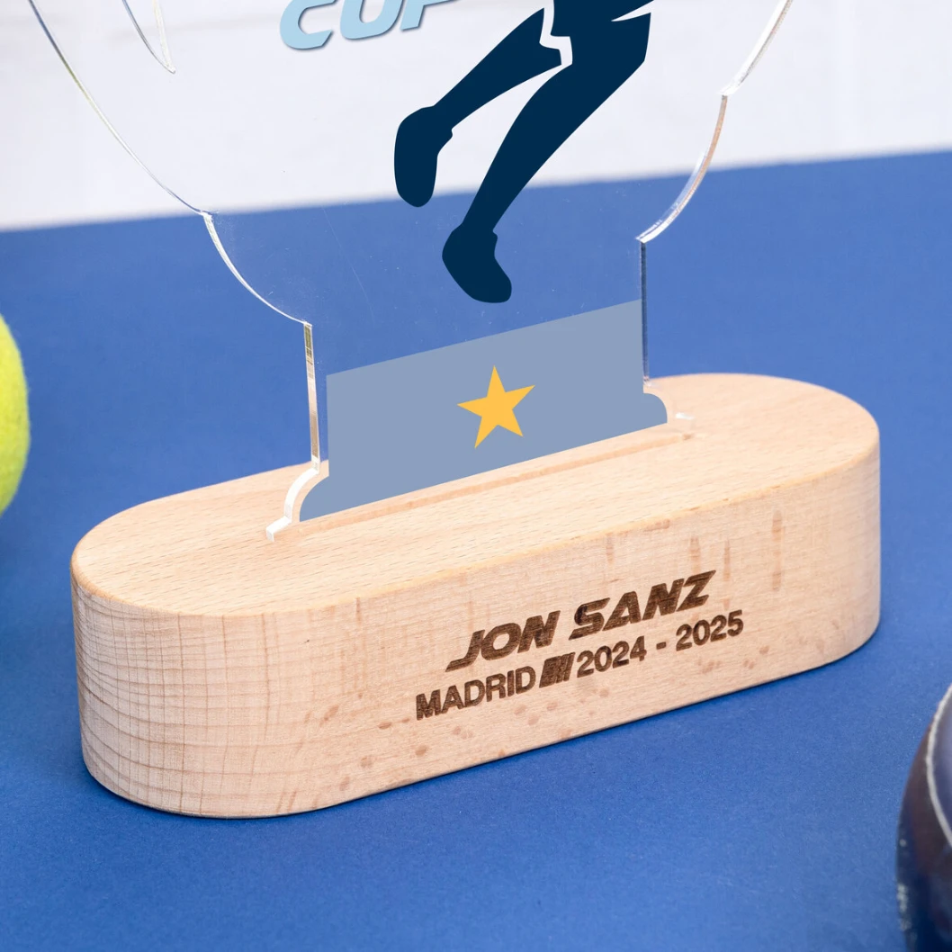 Trofeo de metacrilato personalizado con base de madera - Imagen 53