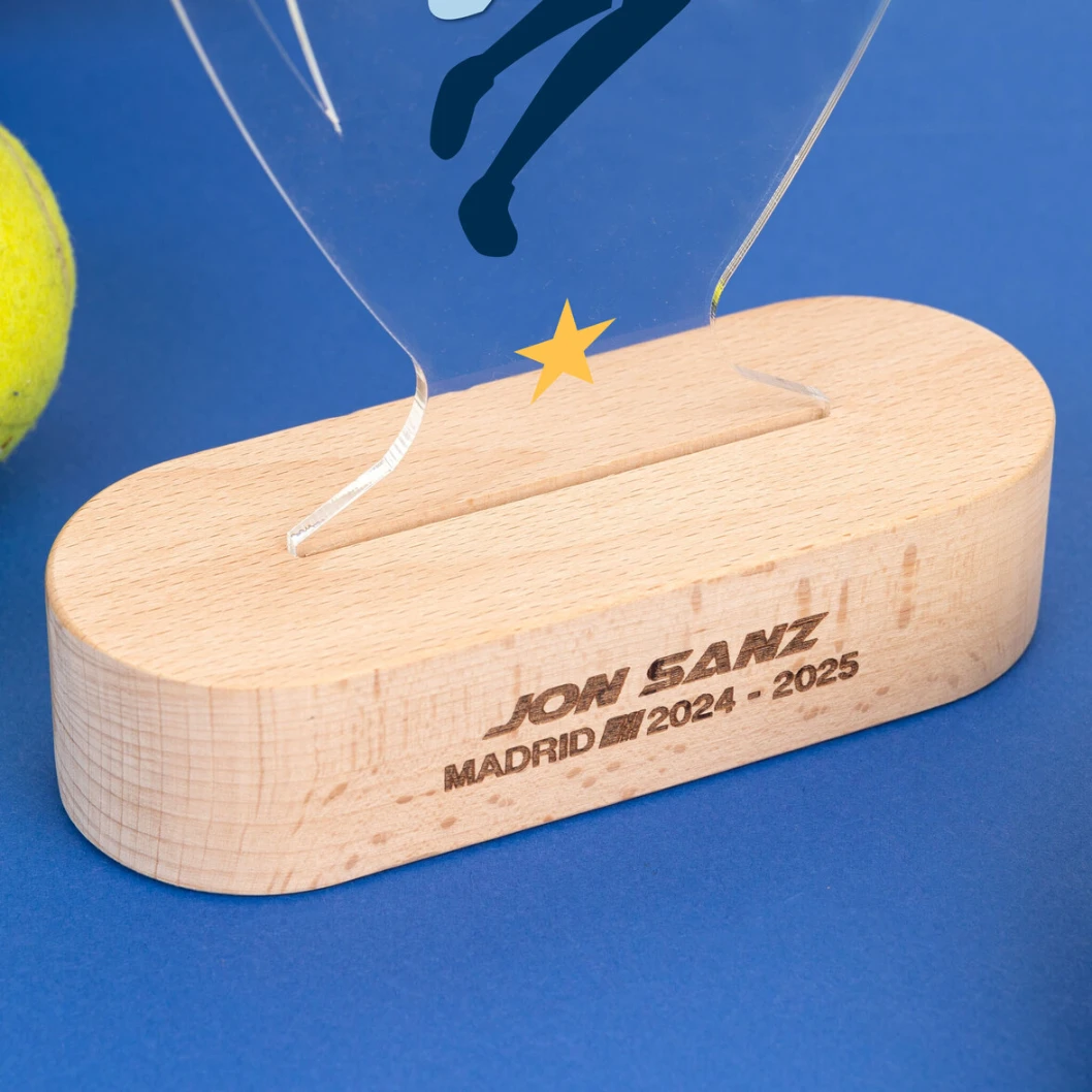 Trofeo de metacrilato personalizado con base de madera - Imagen 43