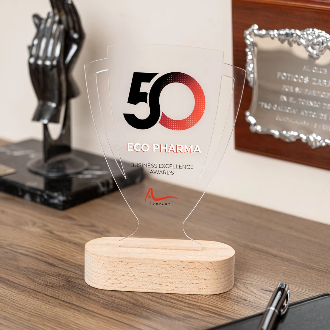 Trofeo de metacrilato personalizado con base de madera - Imagen 2