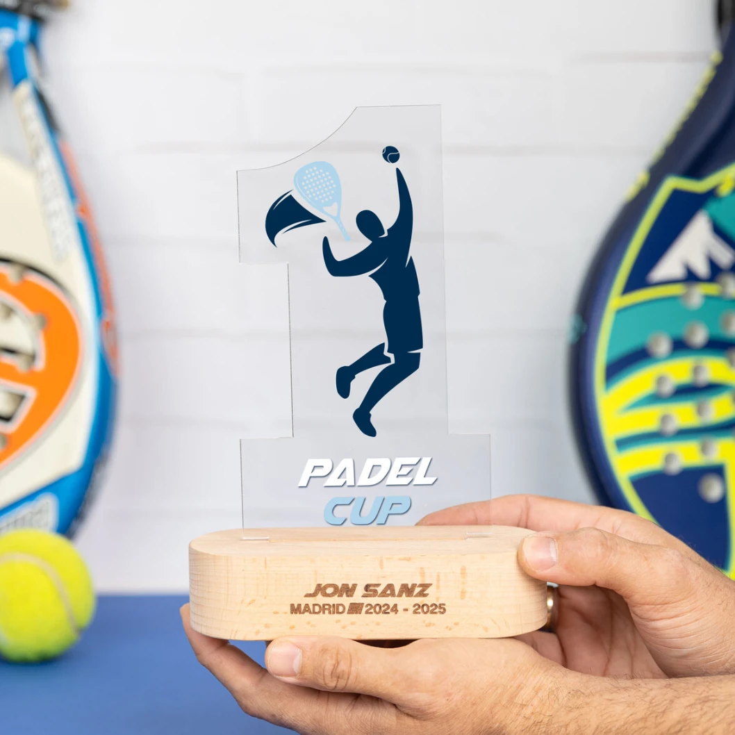 Trofeo de metacrilato personalizado con base de madera - Imagen 35