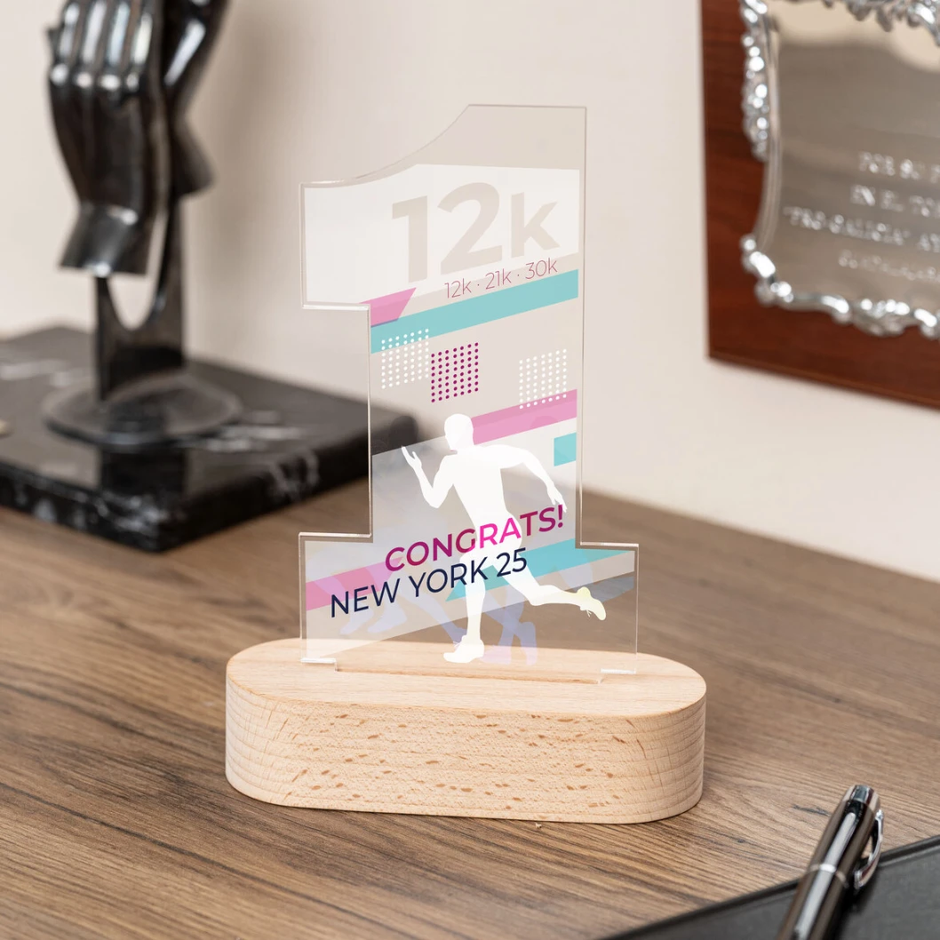 Trofeo de metacrilato personalizado con base de madera - Imagen 32