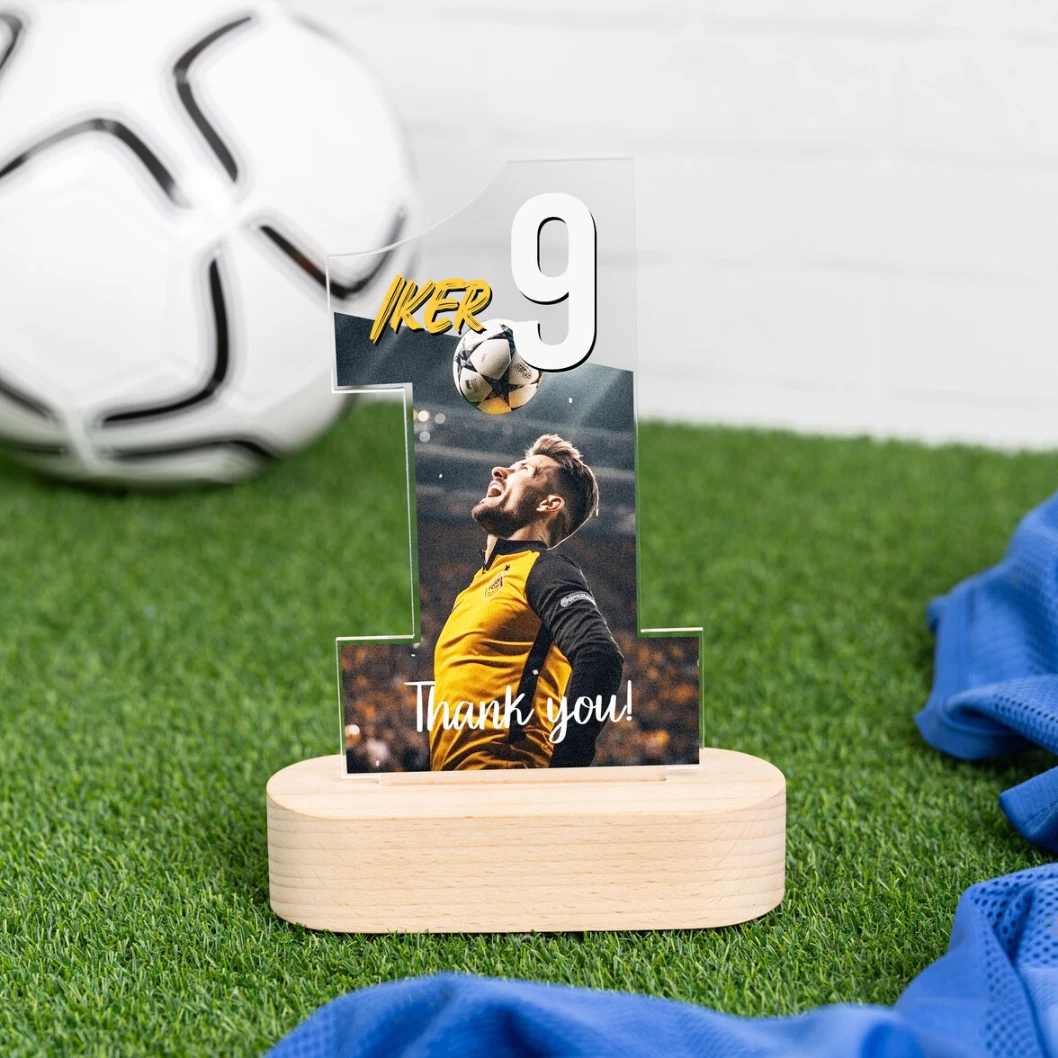 Trofeo de metacrilato personalizado con base de madera - Imagen 31