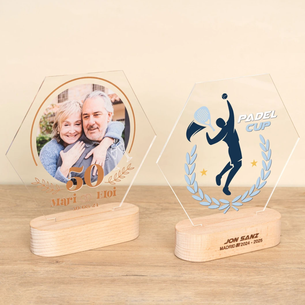 Trofeo de metacrilato personalizado con base de madera - Imagen 27