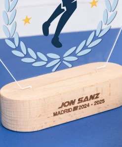 Trofeo de metacrilato personalizado con base de madera - Imagen 26