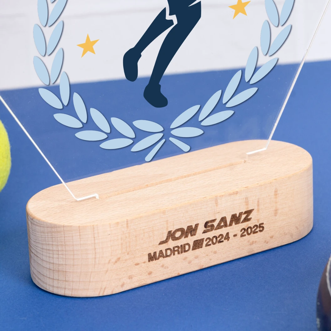 Trofeo de metacrilato personalizado con base de madera - Imagen 26