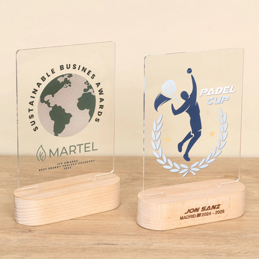 Trofeo de metacrilato personalizado con base de madera - Imagen 20