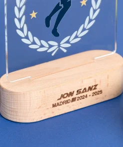 Trofeo de metacrilato personalizado con base de madera - Imagen 18