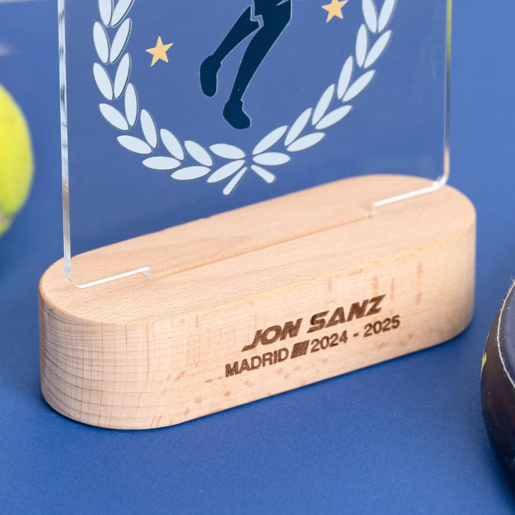 Trofeo de metacrilato personalizado con base de madera - Imagen 18