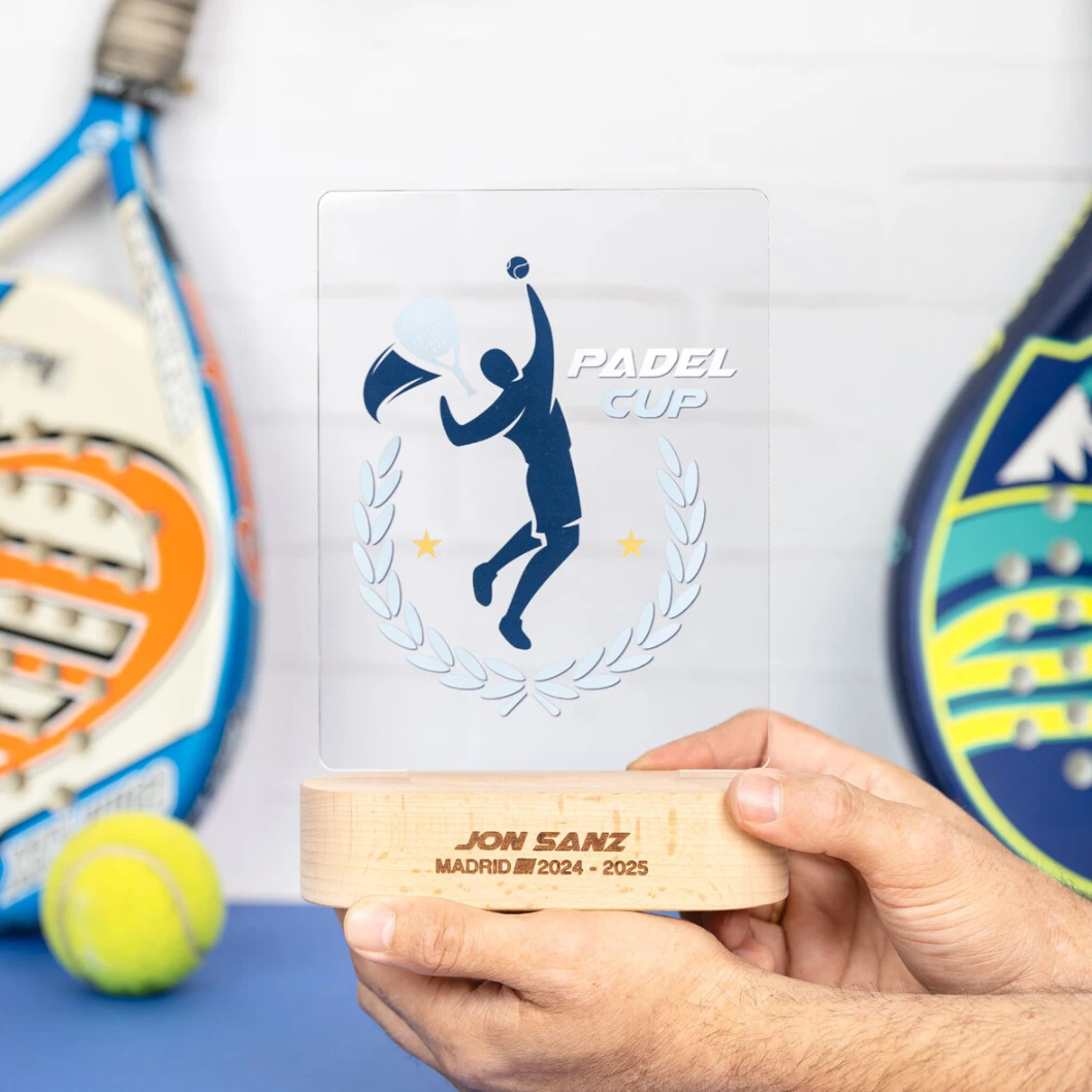 Trofeo de metacrilato personalizado con base de madera - Imagen 17