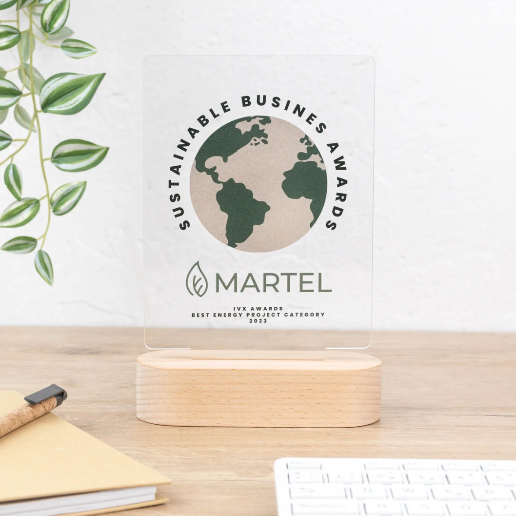 Trofeo de metacrilato personalizado con base de madera