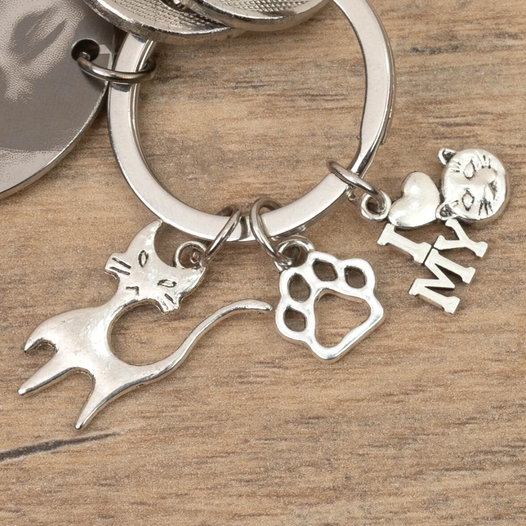 Llavero grabado con charms de gatos - Imagen 5