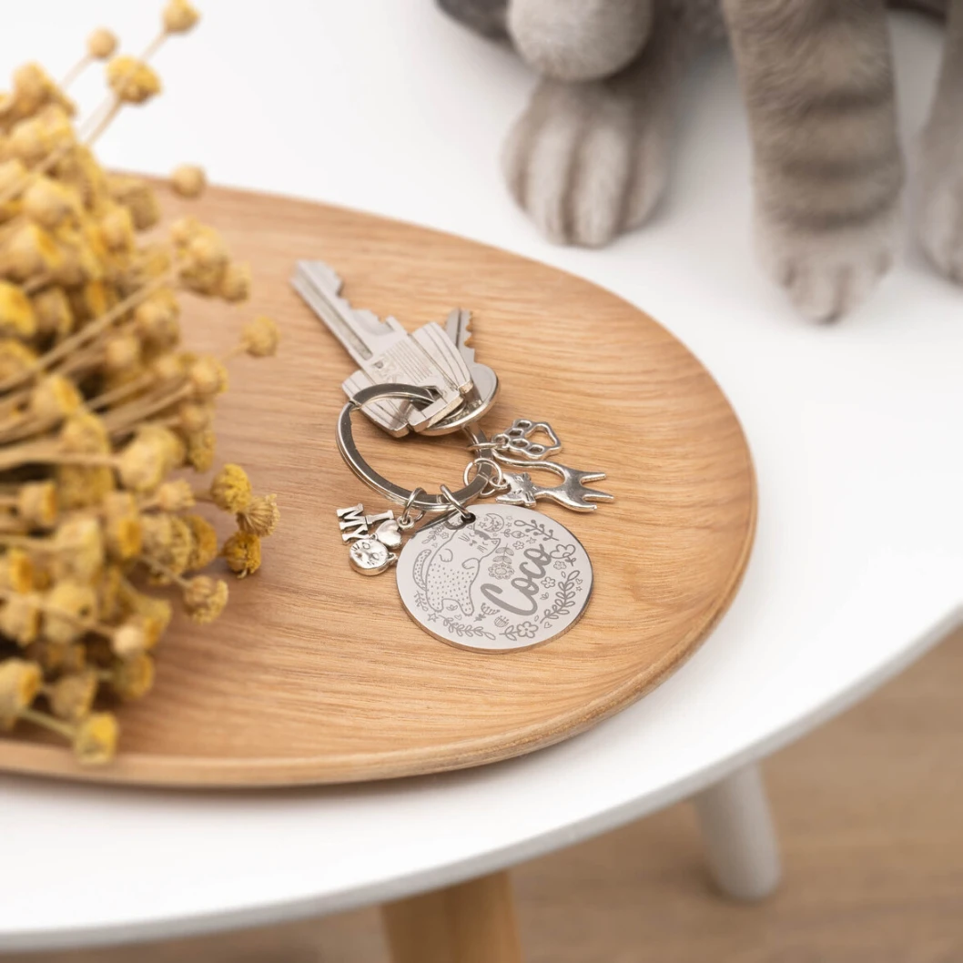 Llavero grabado con charms de gatos - Imagen 3
