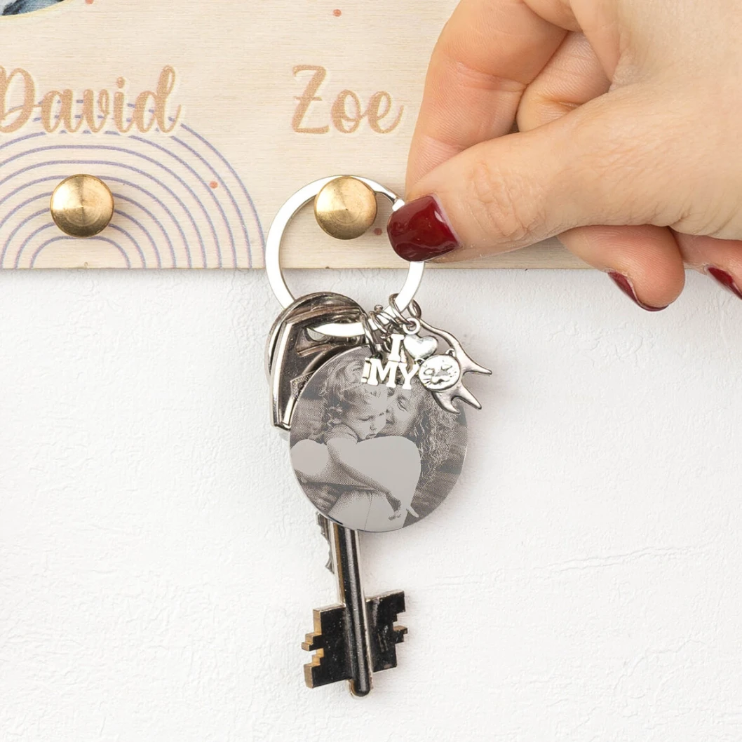 Llavero grabado con charms de gatos - Imagen 2