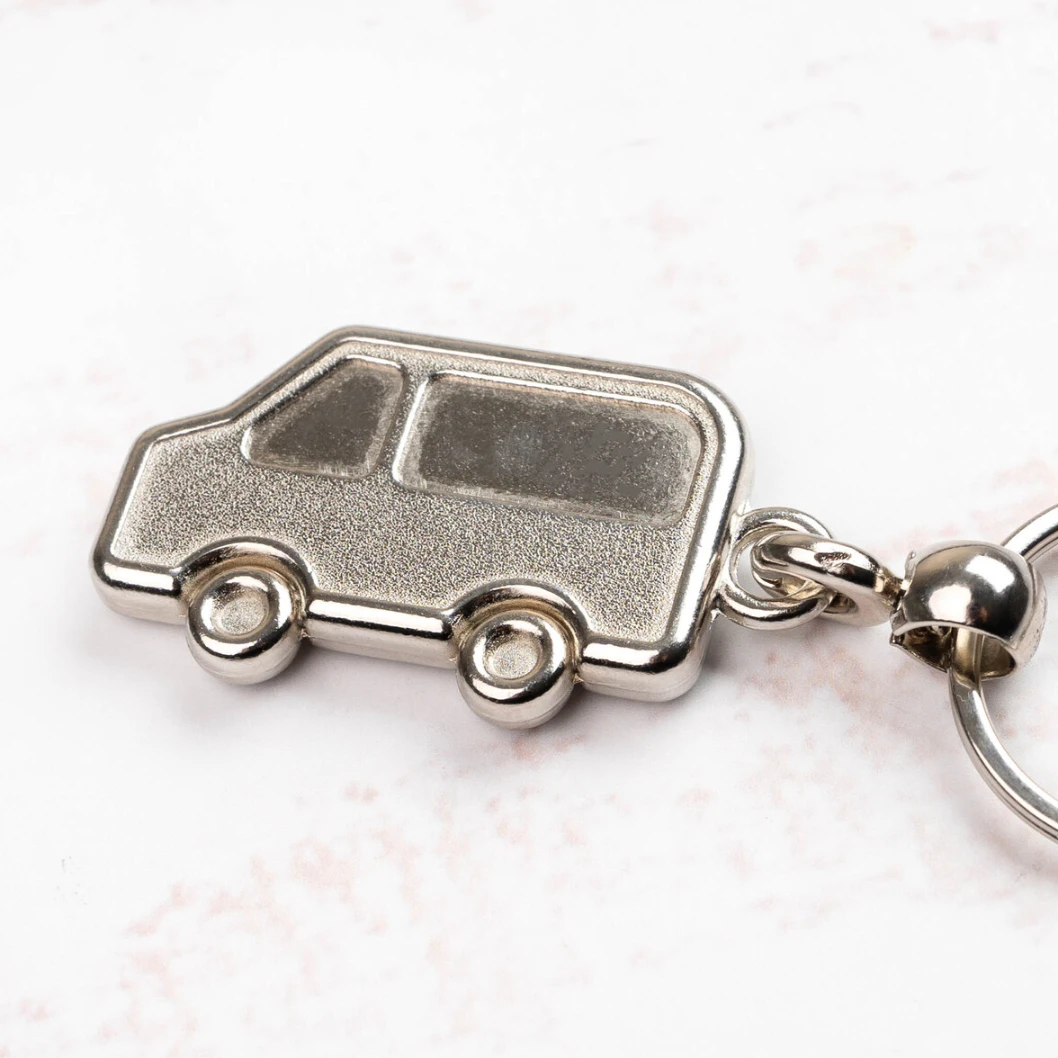 Llavero metálico personalizado con forma de coche - Imagen 4