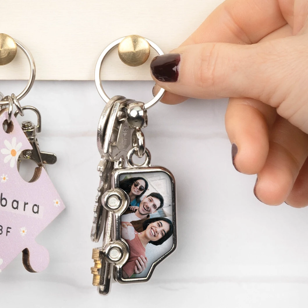 Llavero metálico personalizado con forma de coche - Imagen 2