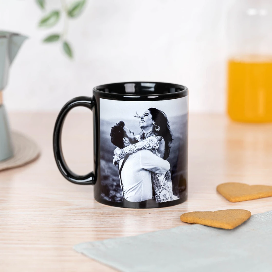Taza negra personalizada - Imagen 4