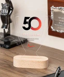 Alternative view of Trofeo de metacrilato personalizado con base de madera